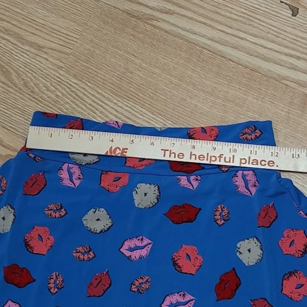 LuLaRoe Girls Blue Lip Print Skater Skirt Size 12 A-Line‎ Stretch Knit Flared